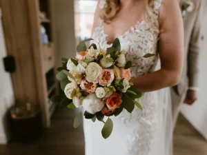 Bruidsboeket met verschillende bloemen op maat gemaakt voor de bruid