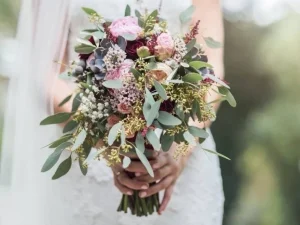 Bruidsboeket met verschillende bloemen op maat gemaakt voor de bruid in de kleuren groen, roze en wit.
