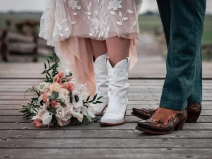 Country bruiloft, de country laarzen van het bruidspaar met daarnaast het bruidsboeket gemaakt door Bloeibloemen.nl