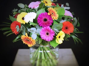 Een boeket met Gerbera bloemen in verschillende kleuren, oranje, geel, roze, wit.