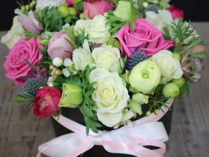Flowerbox Pastel, een box met verschillende kleuren bloemen gestoken in een blok oase. De bloemen hebben de kleuren roze, en wit.