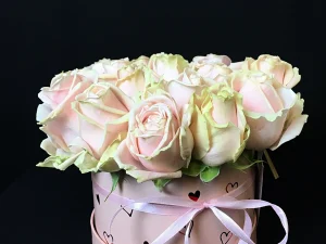 Flowerbox Love Pink, een box met zachtroze rozen gestoken in een blok oase. Deze rozen zitten in een zachtroze box met hartjes erop.