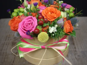 Flowerbox Sweet Pink, een box met verschillende kleuren bloemen gestoken in een blok oase. De bloemen hebben de kleuren roze, oranje, paars, rood en wit.