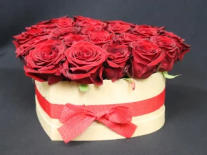 Flowerbox Red Bow Flower Box Big, een box in de vorm van een hart met daarom allemaal rode rozen, gemaakt door Bloeibloemen.nl