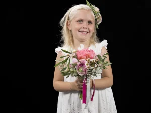 Bruidsboeket voor een bruidsmeisje. Pinkie pink, een boeket met verschillende kleuren pioenrozen.