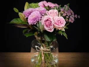 Boeket Pinkie, een boeket met verschillende soorten roze bloemen.