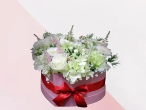 bloemen hartje wit. Een box met verschillende witte en zachtroze bloemen, gestoken in een stuk oase. Mooi voor de liefde of bijvoorbeeld Valentijnsdag.