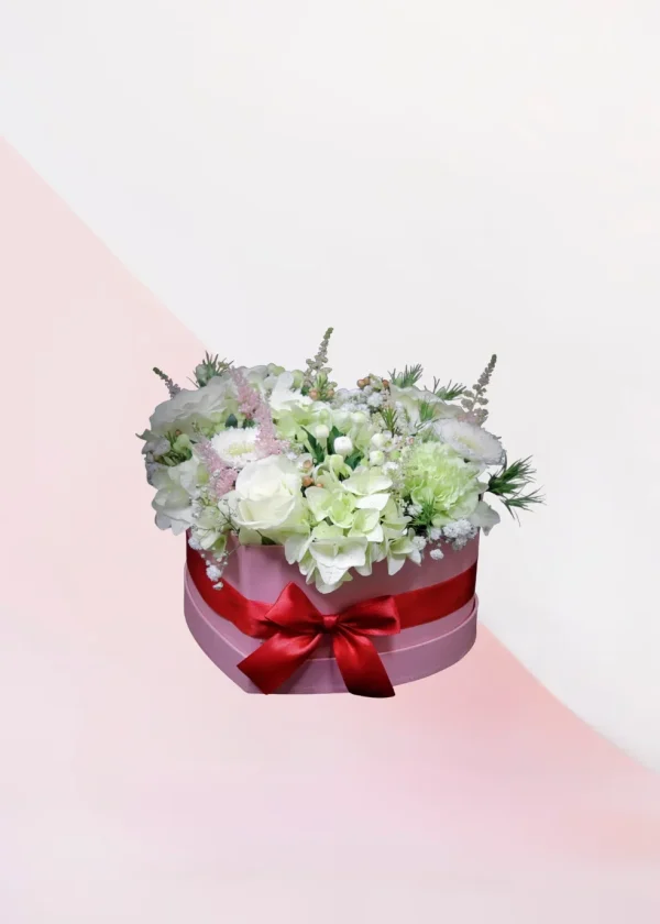 bloemen hartje wit. Een box met verschillende witte en zachtroze bloemen, gestoken in een stuk oase. Mooi voor de liefde of bijvoorbeeld Valentijnsdag.