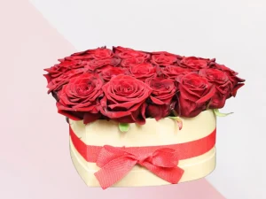Flowerbox Red Bow Flower Box Big, een box in de vorm van een hart met daarom allemaal rode rozen, gemaakt door Bloeibloemen.nl