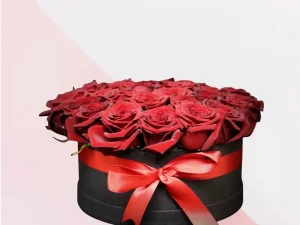 Flower Box Big Red, een box met rode rozen gestoken in een blok oase. Deze rozen zitten in een zwarte box met rood lint eromheen.