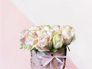 Flower Box Love Pink, een box met zachtroze rozen gestoken in een blok oase. Deze rozen zitten in een zachtroze box met hartjes erop.