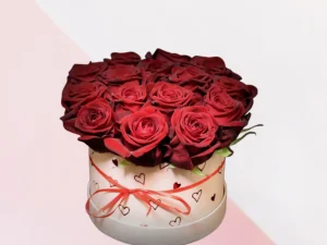 Flowerbox Love klein, een box met rode rozen gestoken in een blok oase. Deze rozen zitten in een zachtroze box met hartjes erop.