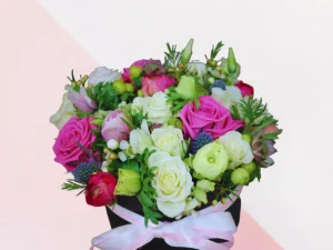 Flower Box Pastel, een box met verschillende kleuren bloemen gestoken in een blok oase. De bloemen hebben de kleuren roze, en wit.