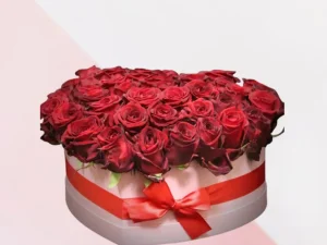Flowerbox Liefdes Hart, een box in de vorm van een hart met daarom allemaal rode rozen, gemaakt door Bloeibloemen.nl