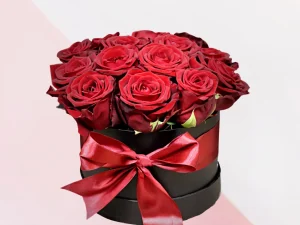 Flower box Red, een box met rode rozen gestoken in een stuk oase. De oase zit in een zwarte box met rood lint eromheen, leuk voor de liefde of Valentijn