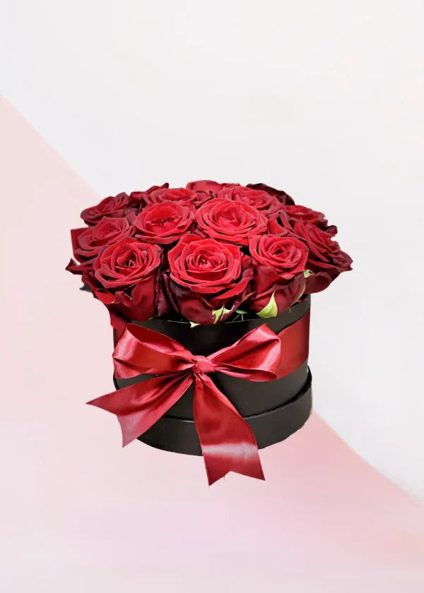 Flower box Red, een box met rode rozen gestoken in een stuk oase. De oase zit in een zwarte box met rood lint eromheen, leuk voor de liefde of Valentijn