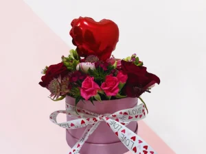 Love box red & pink with heart, een flowerbox met rode en roze bloemen, gestoken in een blok oase met een kleine ballon in hart vorm.