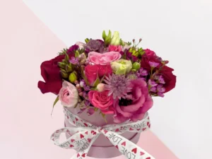 Flowerbox Love box red & pink small, een ronde box met daarin verschillende soorten bloemen in de kleuren rood, roze en wit, gemaakt door Bloeibloemen.nl