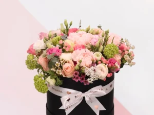 Flower Box Mama, een box met verschillende bloemen gestoken in een blok oase. De kleuren van de bloemen zijn roze, lichtroze en zalmroze. Deze flowerbox is ook leuk voor bijvoorbeeld moederdag