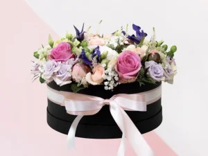Flower Box Pastel Groot, een box met verschillende bloemen gestoken in een blok oase. De kleuren van de bloemen zijn roze, paars, zalmroze en wit.