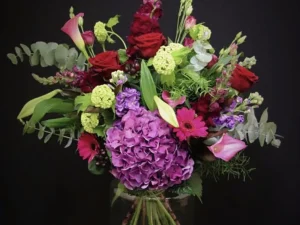 Flowering boeket met bloemen. Verschillende soorten bloemen in de kleuren rood, paars, roze, wit en groen.