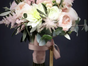 Een close up foto van bruidsboeket Pink Love, een boeket met verschillende soorten bloemen in lichtroze en wit.