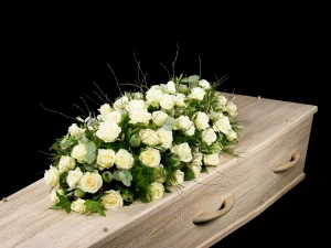 White goodbye, Robust white, een rouw bloemstuk op een kist met witte rozen gemaakt door Bloeibloemen.nl