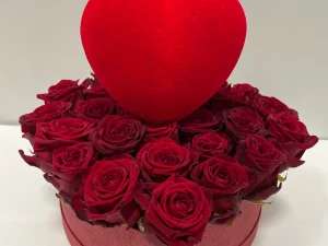Flowerbox Love box Red with big hart, een box in de vorm van een hart met daarom allemaal rode rozen, gemaakt door Bloeibloemen.nl