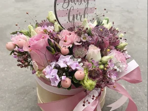 Flowerbox baby girl big. Een roze box met daarin allemaal verschillende soorten bloemen gestoken in de kleuren roze, paars en wit. Speciaal voor de geboorte van een meisje.
