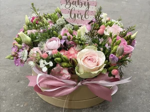 Flowerbox baby girl big. Een roze box met daarin allemaal verschillende soorten bloemen gestoken in de kleuren roze, paars en wit. Speciaal voor de geboorte van een meisje.