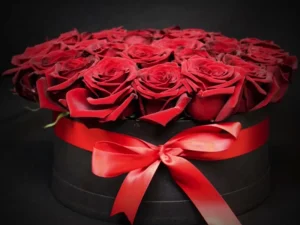 Flowerbox Big Red, een box met rode rozen gestoken in een blok oase. Deze rozen zitten in een zwarte box met rood lint eromheen.