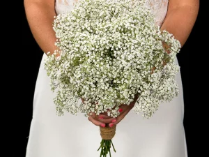 Een bruidsboeket met witte bloemen, gemaakt door Bloeibloemen.nl
