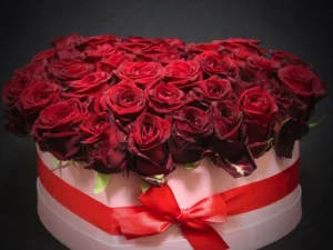 Flowerbox Liefes hart, een box in de vorm van een hart met daarom allemaal rode rozen, gemaakt door Bloeibloemen.nl