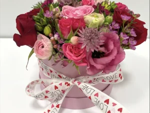 Flowerbox Love box pink small, een ronde box met daarin verschillende soorten bloemen in de kleuren rood, roze en wit, gemaakt door Bloeibloemen.nl