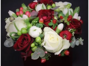 Flowerbox White & Red met verschillende witte en rode bloemen, zoals rode rozen. Gemaakt door Bloeibloemen.nl