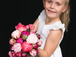 Bruidsboeket voor een bruidsmeisje. Sweet pink, een boeket met verschillende kleuren pioenrozen.