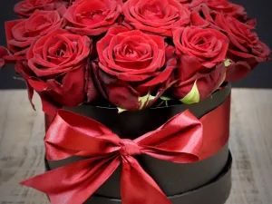 Flowerbox Red. Een box met rode rozen, gestoken in een stuk oase. Mooi voor de liefde of bijvoorbeeld Valentijnsdag.