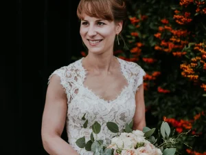 Bruidsboeket met verschillende bloemen op maat gemaakt voor de bruid
