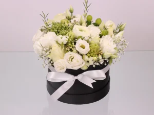 Flower Box White Small, een box met verschillende bloemen gestoken in een blok oase. De kleuren van de bloemen zijn wit.