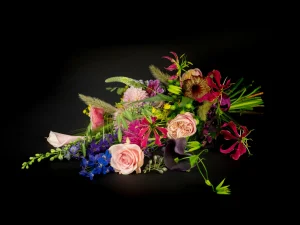 Rouwboeket Wild, een boeket met bloemen voor een begrafenis met wat meer wilde bloemen.