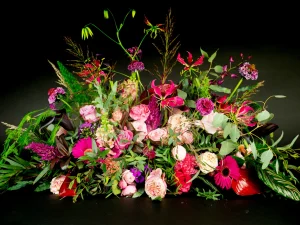 Rouwboeket Wild love, een rouwboeket met bloemen voor een begrafenis in verschillende kleuren.
