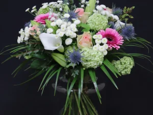 Boeket Pinkie Love, een prachtig boeket met verschillende bloemen in de kleuren rood, paars, wit en roze. Nu te bestellen bij Bloeibloemen.nl