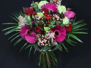 Boeket passie, een prachtig boeket met verschillende bloemen in de kleuren rood, fuchsia, wit en roze. Nu te bestellen bij Bloeibloemen.nl