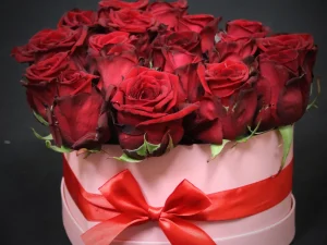 Flowerbox Liefdes hart. Een box met rode rozen, gestoken in een stuk oase. Mooi voor de liefde of bijvoorbeeld Valentijnsdag.