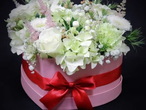 Flowerbox Liefdes hart small wit. Een box met verschillende witte en zachtroze bloemen, gestoken in een stuk oase. Mooi voor de liefde of bijvoorbeeld Valentijnsdag.
