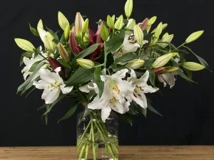 Boeket lily love met lelies en groen. Een prachtig boeket bloemen van Bloeibloemen.nl