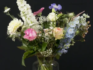 Boeket bloemen sweet summer van Bloeibloemen.nl. Het boeket bloemen heeft verschillende kleuren, wit, roze, zachtroze en paars.