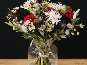 Boeket revival love met verschillende soorten bloemen, onder andere de rode roos.