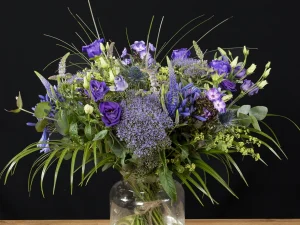 Boeket Baby Bly een boeket met verschillende soorten bloemen in de kleuren blauw en paars.
