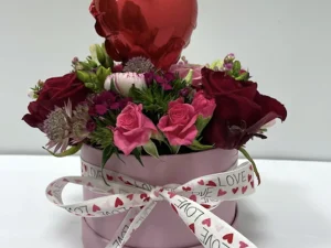 Love box red & pink with heart, een flowerbox met rode en roze bloemen, gestoken in een blok oase met een kleine ballon in hart vorm.